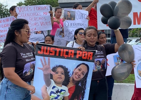 Família de mãe e filho que morreram atropelados pede justiça durante manifestação em Manaus