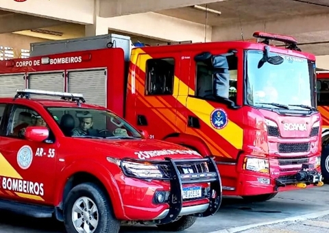 Casa fica destruída após incêndio e família fica desabrigada em Manaus