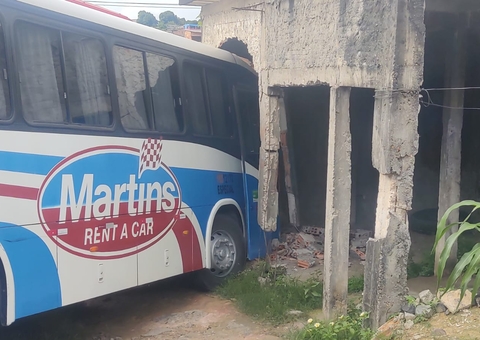 Desgovernado, ônibus com 30 pessoas invade casa em Manaus