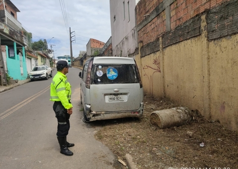IMMU remove sucatas abandonadas em calçadas de Manaus