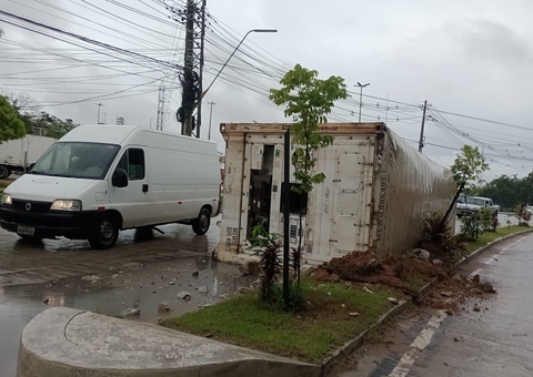 Contêiner tomba e motorista abandona carga no meio de avenida em Manaus