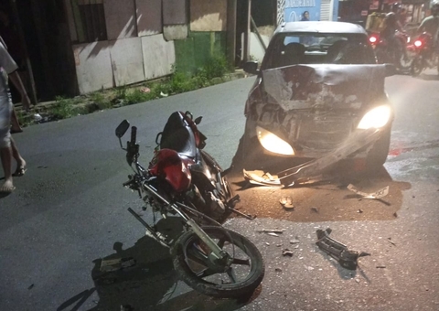 Homem fica ferido em acidente gravíssimo entre carro e moto em Manaus