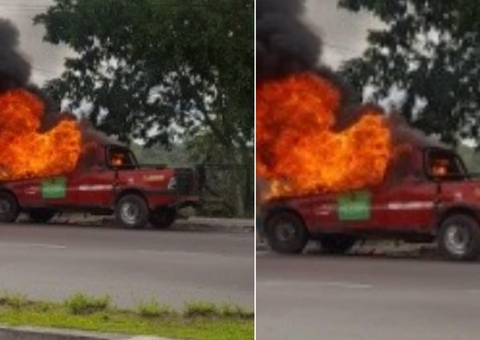 Motorista escapa antes de carro ser consumido por fogo em avenida de Manaus