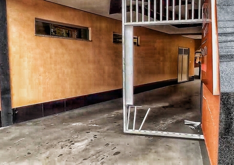 Após noite com novinhas, motorista arranca portão de motel ao fugir sem pagar em Manaus