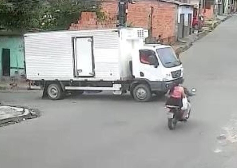 Casal em moto morre após ser arremessado em acidente com caminhão em Manaus