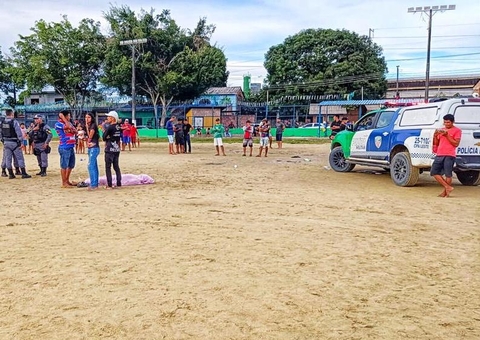 Criminosos invadem jogo, executam homem a tiros e deixam três feridos em campo de futebol em Manaus