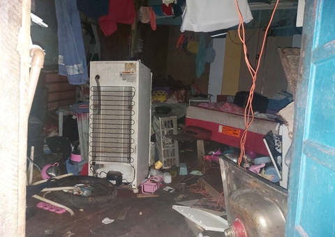 Terror: Família acorda com casa desmoronando em Manaus