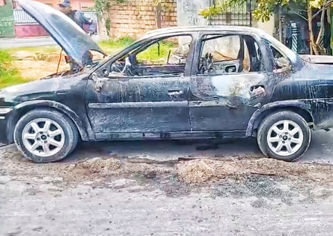 Carro encontrado incendiado pode ter sido usado em triplo homicídio em campo de futebol de Manaus