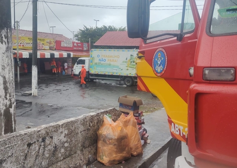 Incêndio em lanchonete ao lado da CMM assusta populares em Manaus