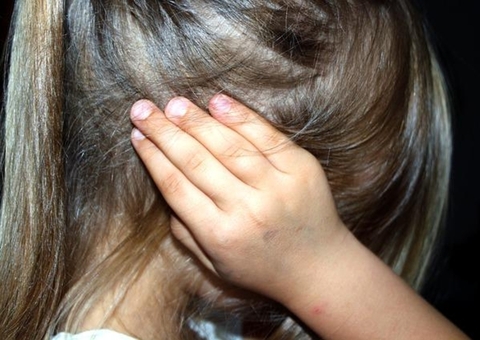 Na casa do pai, menina de 8 anos liga para a mãe e revela série de estupros do tio em Manaus