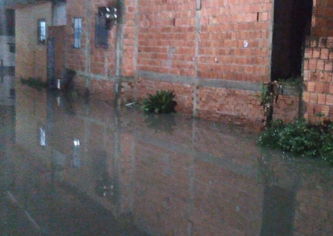 Rua fica debaixo d’água após bueiros entupirem em Manaus