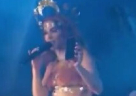 Fã leva esporro de Anitta após jogar celular no rosto da cantora; vídeo 