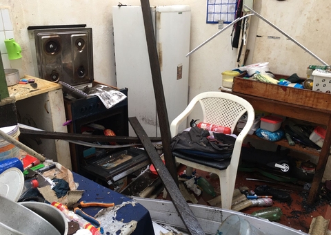 Casa explode e idoso fica gravemente ferido em Manaus