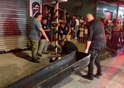 Homem morre e outro é baleado em rua de Manaus