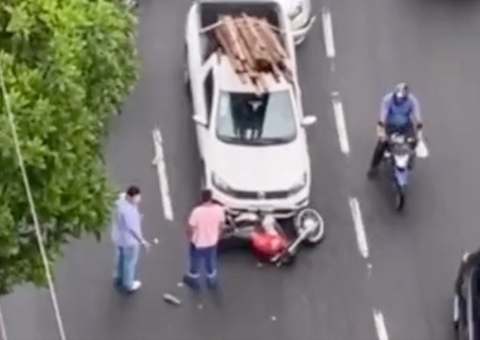 Motociclista fica ferido após engavetamento de carros em avenida de Manaus; vídeo