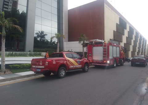 Incêndio no Cristal Tower causa pânico e idosa é socorrida em estado de choque em Manaus