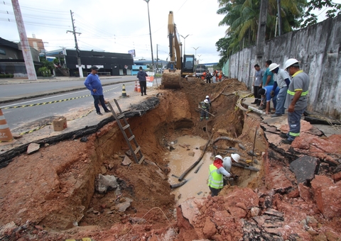 Obra em cratera de 2,5 metros na Rodrigo Otávio deve ser concluída em 8 dias