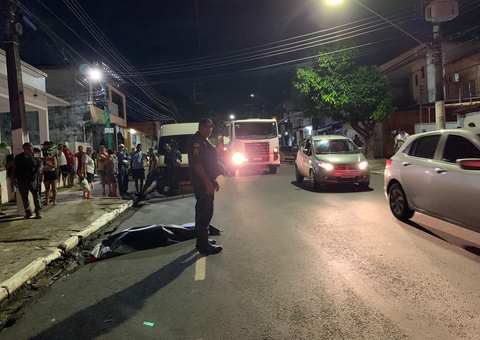 Homem é morto com mais de 20 tiros enquanto caminhava com o pai em Manaus