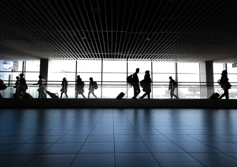 Casal abandona bebê para não pagar passagem extra em aeroporto