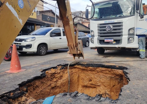 Cratera na Rua Pará causa congestionamento quilométrico em avenidas de Manaus