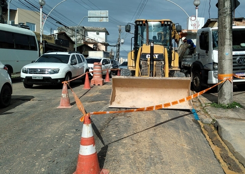 Dois bairros ficam sem água após cratera abrir na rua Pará em Manaus