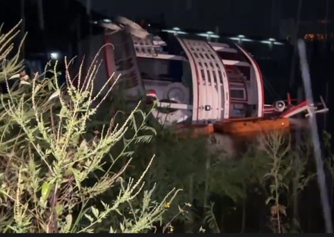 Barco tomba na orla de Manaus e causa pânico em passageiros; vídeo