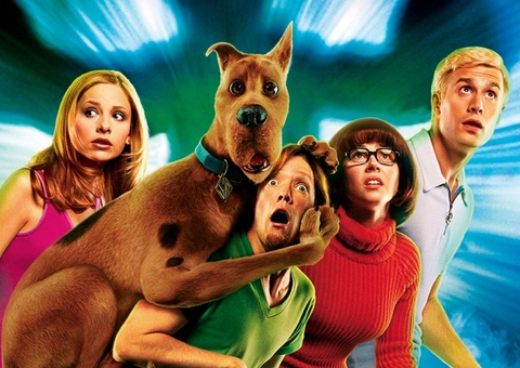 Beijo lésbico entre Velma e Daphne em 'Scooby-Doo' foi cortado de filme, diz atriz