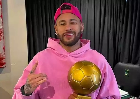 Neymar antecipa prêmio e é eleito melhor brasileiro no exterior pela 6ª vez