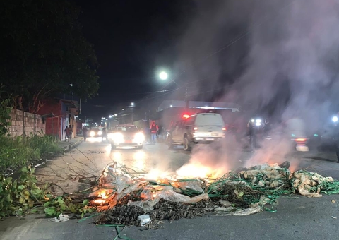 Moradores bloqueiam rua em protesto por falta d'água em Manaus