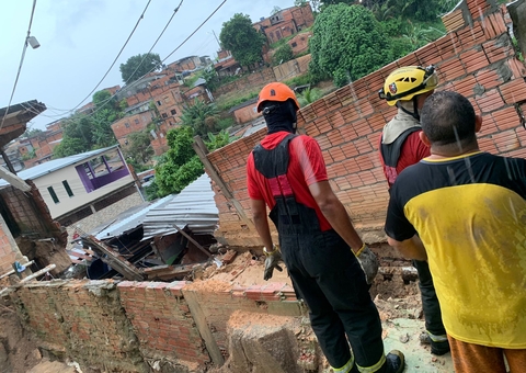 Muro desaba sobre homem durante chuva torrencial em Manaus