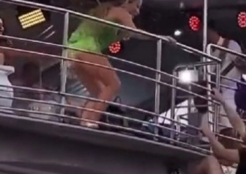 Homem escala trio elétrico e assusta Claudia Leitte; Vídeo