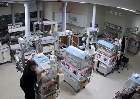 Vídeo: enfermeiras protegem bebês em incubadoras durante terremoto na Turquia