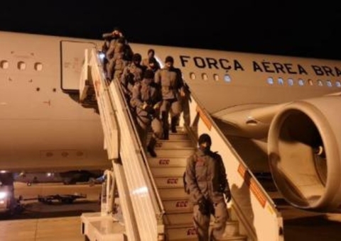 Avião da FAB chega com brasileiros e turcos sobreviventes do terremoto