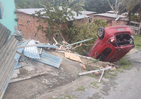 Carro perde direção em ladeira, destrói parte de casa e cai em barranco em Manaus