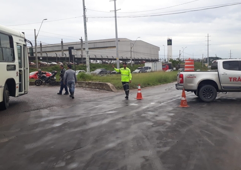 Av. Torquato Tapajós é interditada após baú de caminhão pegar fogo em Manaus