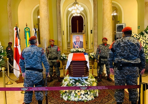 Políticos amazonenses se despedem de Amazonino Mendes no Teatro Amazonas