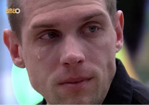 Cristian chora ao conversar com Sapato sobre paredão