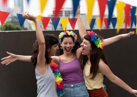 Carnaval: Foliões devem ficar alerta para a ‘doença do beijo’; conheça os sintomas
