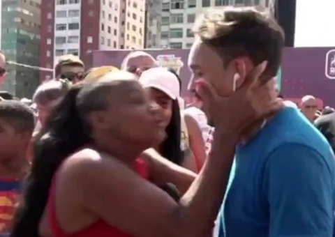 Ao vivo, repórter é beijado na boca por entrevistada no bloco de Carnaval 