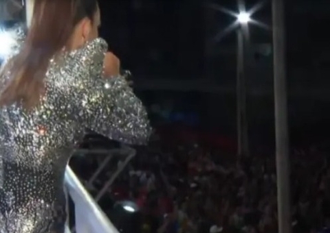 Vídeo: Ivete Sangalo interrompe show em Salvador ao ver folião tendo o celular roubado