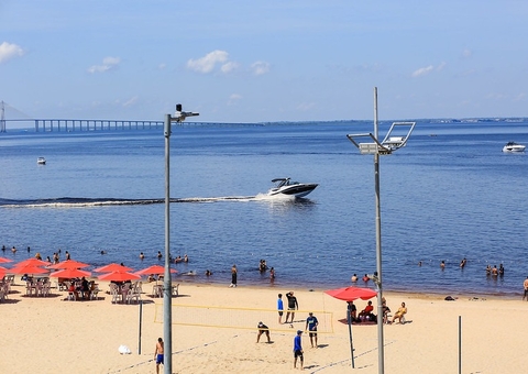 Embarcações quebram regra de distância e ameaçam segurança de banhistas na Ponta Negra
