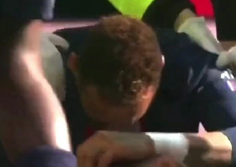 Neymar volta a lesionar o tornozelo em jogo do PSG; jogador chorou