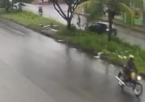 Ciclista 'voa' após ser atropelado e bicicleta vai parar em cima de árvore