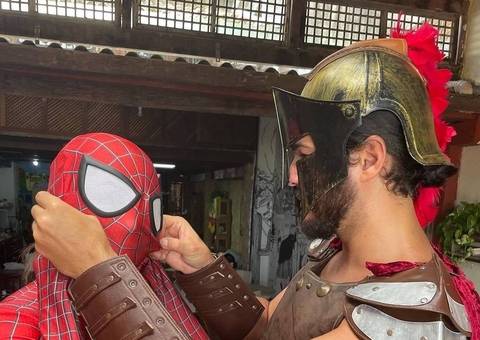 Fátima Bernardes usa máscara para circular por Olinda após polêmica com fantasia