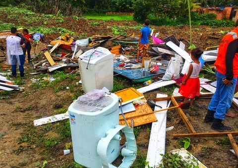 Barranco desliza sobre 7 casas e famílias ficam soterradas em Manaus
