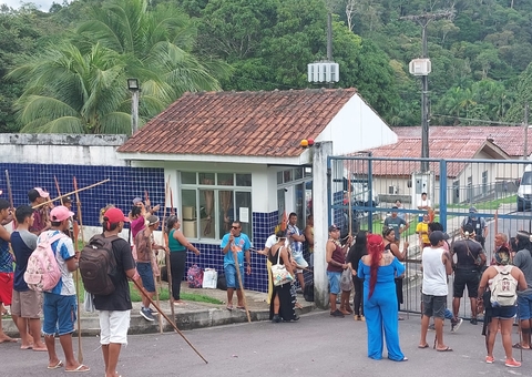 Indígenas protestam em frente à Casai no Amazonas