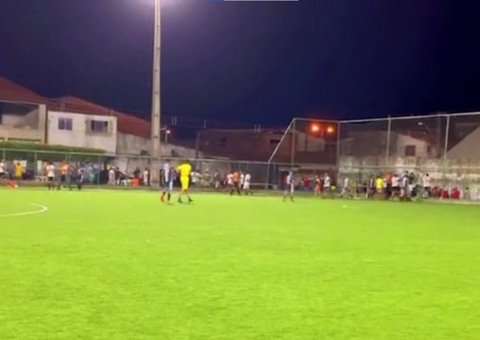 Jogo de futebol amador é interrompido por homicídio; transmissão ao vivo registrou os tiros