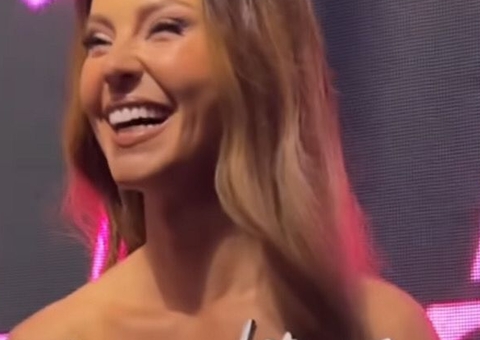 Paolla Oliveira deixa seguidores babando com look que imita seios à mostra