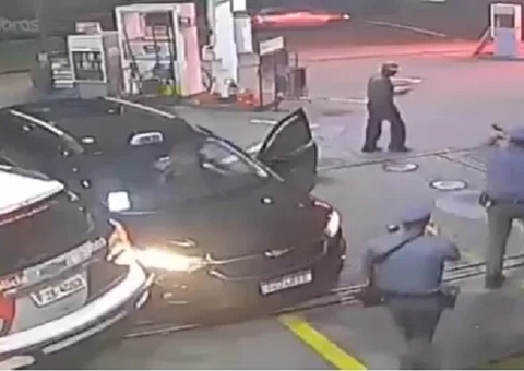 Taxista bate em viatura da PM para fugir de sequestro; vídeo