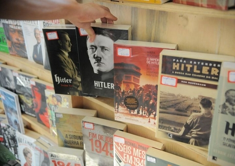 Projeto compara comunismo ao nazismo e prevê prisão a quem vender produtos com foice e martelo